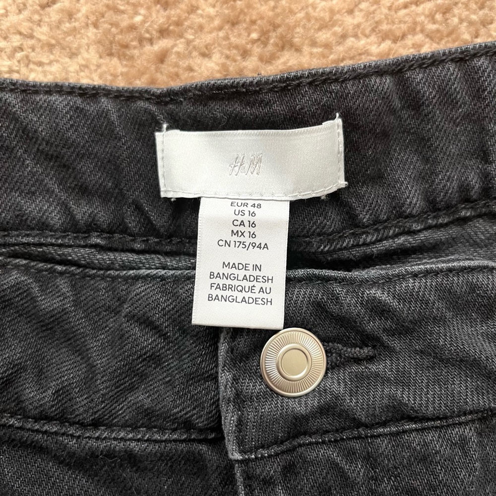 NWOT H&M Denim Shorts High Waist Black Size 16 - Picture 2 of 4